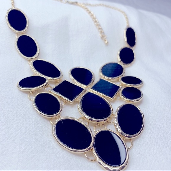 Exaggerate Gold Plated Black Oval Shaped Resin Chandelier Necklace - Picture 4 of 8